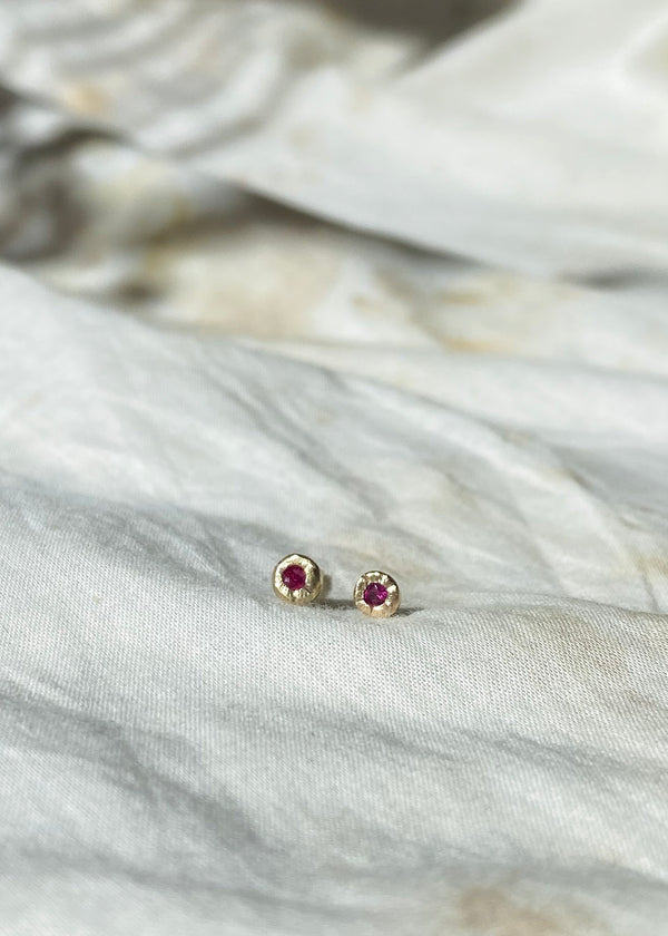 14k Leo Studs