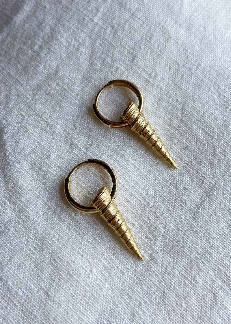 Gold Poker Shell Earrings 18K